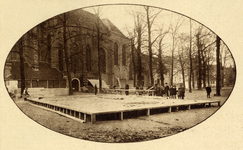 221974 Afbeelding van de opbouw van de monsterkamers op het terrein Janskerkhof te Utrecht ten behoeve van de Tweede ...